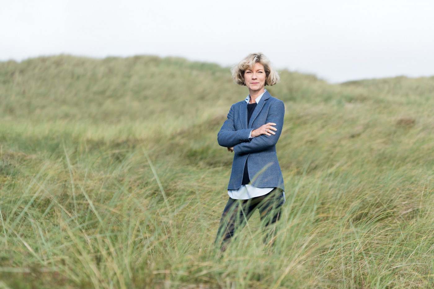 Henriette Holmskov smiler i klitterne