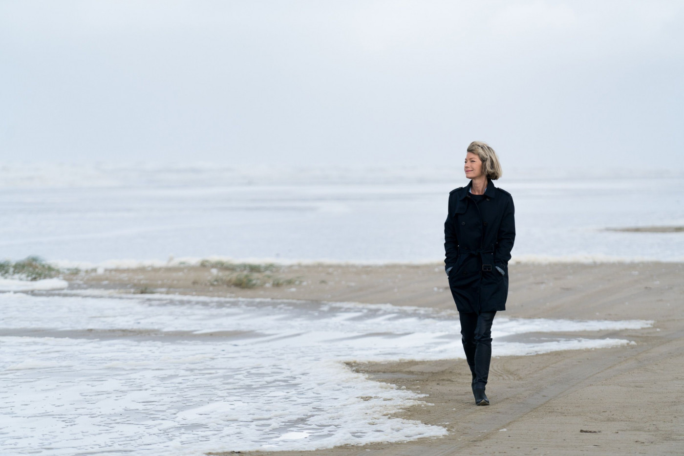 Henriette Holmskov går langs stranden